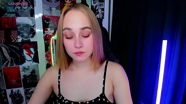 Snapshot of LianaBright chatting on 10-17-25, 02:15 LianaBright online show from 10-17-25, 02:15