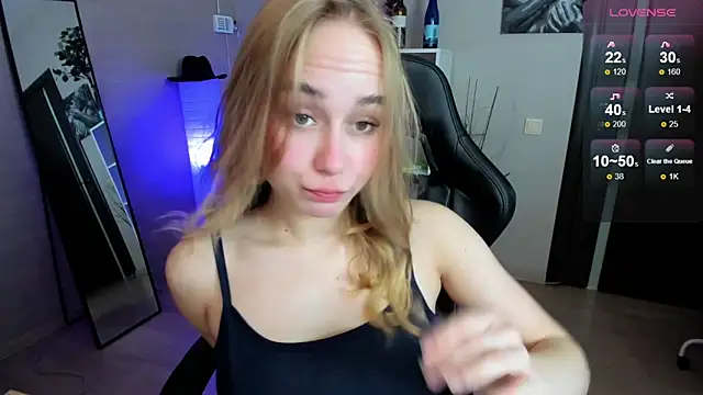 Snapshot of LianaBright chatting on 10-18-25, 02:36 LianaBright online show from 10-18-25, 02:36