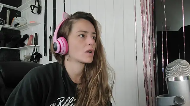 Snapshot of jessiburningheels chatting on 11-07-25, 12:27 jessiburningheels online show from 11-07-25, 12:27