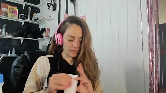 Snapshot of jessiburningheels chatting on 11-14-25, 10:14 jessiburningheels online show from 11-14-25, 10:14