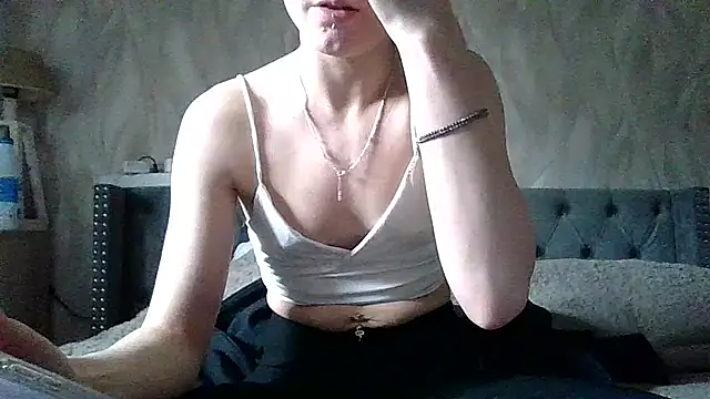 Petite moi online show from 03-11-26, 12:00