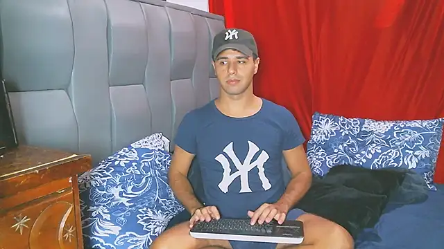 Snapshot of beautiful_james chatting on 12-04-24, 12:19 beautiful james online show from 12-04-24, 12:19