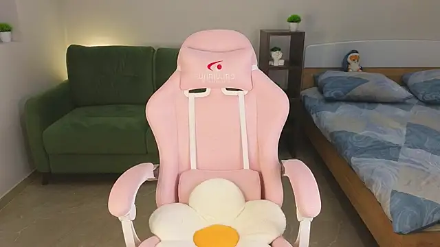 Snapshot of Eveleen_Soleen chatting on 12-22-24, 09:53 Eveleen Soleen online show from 12-22-24, 09:53