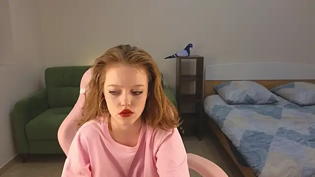 Snapshot of Eveleen_Soleen chatting on 09-28-25, 12:43 Eveleen Soleen online show from 09-28-25, 12:43