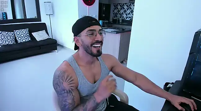 Snapshot of tony_muscle chatting on 01-16-25, 10:02 tony muscle online show from 01-16-25, 10:02