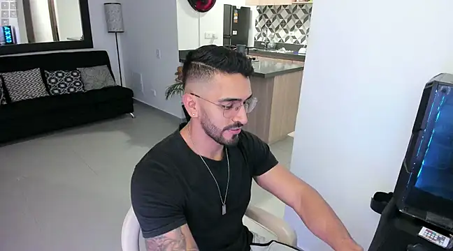 Snapshot of tony_muscle chatting on 02-03-25, 11:47 tony muscle online show from 02-03-25, 11:47