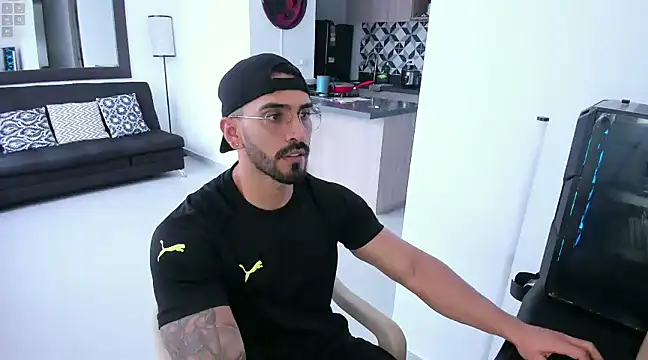 Snapshot of tony_muscle chatting on 02-10-25, 08:31 tony muscle online show from 02-10-25, 08:31