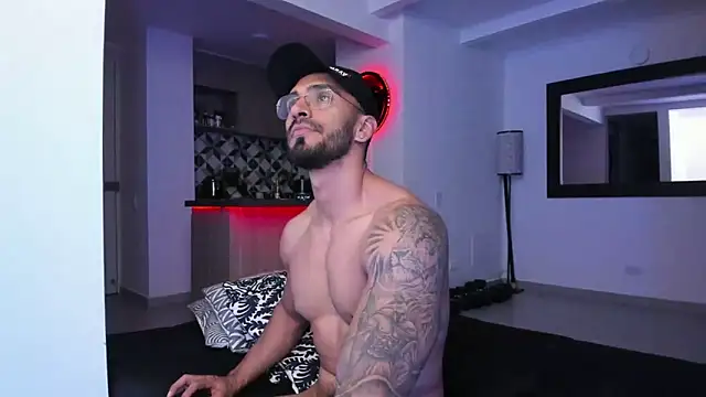 Snapshot of tony_muscle chatting on 02-28-25, 01:05 tony muscle online show from 02-28-25, 01:05