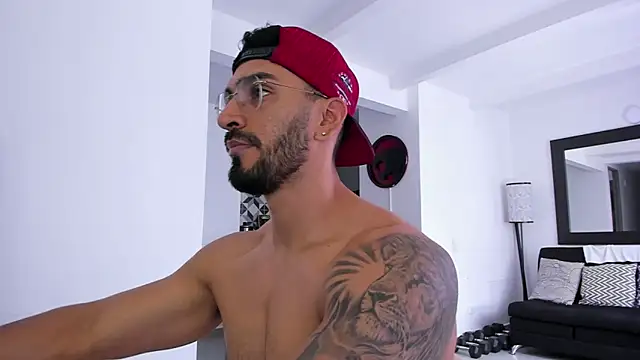 Snapshot of tony_muscle chatting on 02-28-25, 06:09 tony muscle online show from 02-28-25, 06:09