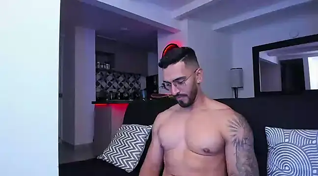 Snapshot of tony_muscle chatting on 03-06-25, 01:58 tony muscle online show from 03-06-25, 01:58