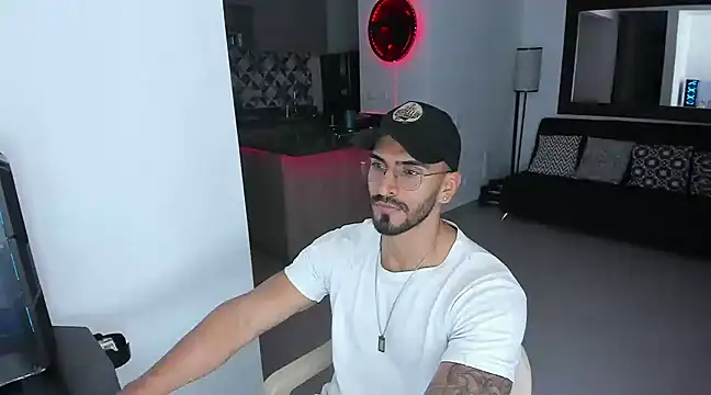 Snapshot of tony_muscle chatting on 03-10-25, 11:49 tony muscle online show from 03-10-25, 11:49