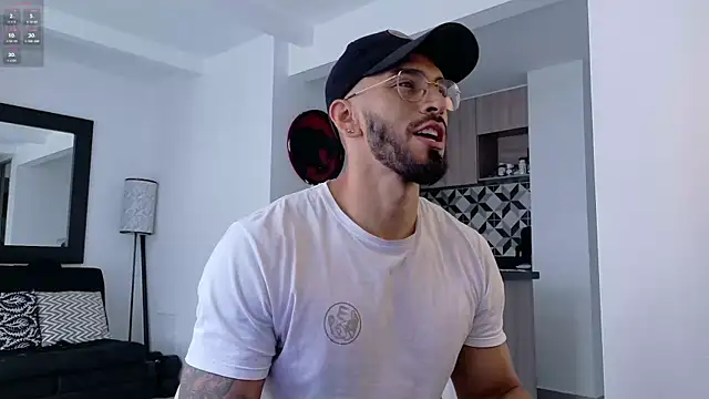 Snapshot of tony_muscle chatting on 09-26-25, 04:55 tony muscle online show from 09-26-25, 04:55