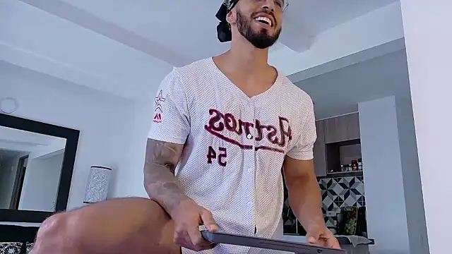 Snapshot of tony_muscle chatting on 10-14-25, 08:42 tony muscle online show from 10-14-25, 08:42