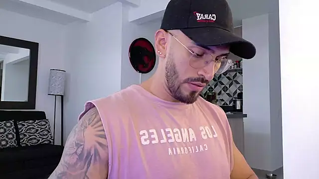 Snapshot of tony_muscle chatting on 10-18-25, 08:31 tony muscle online show from 10-18-25, 08:31