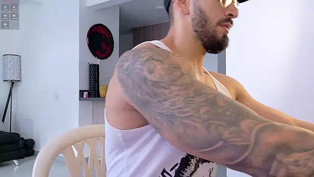 Snapshot of tony_muscle chatting on 11-30-25, 09:30 tony muscle online show from 11-30-25, 09:30