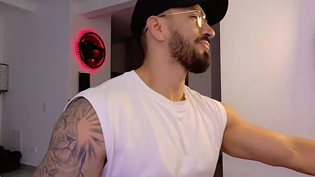 Snapshot of tony_muscle chatting on 12-01-25, 10:37 tony muscle online show from 12-01-25, 10:37