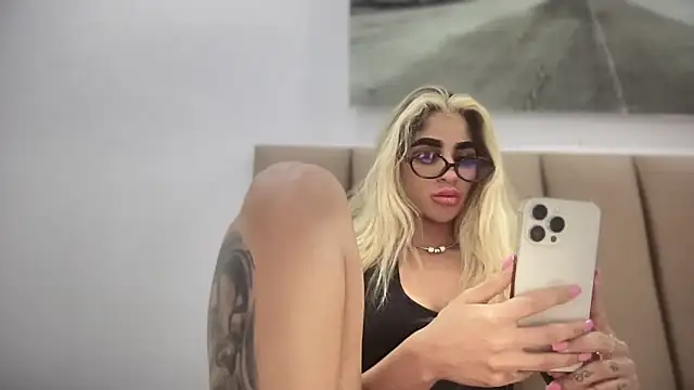 Snapshot of Susandolls chatting on 10-21-25, 07:42 Susandolls online show from 10-21-25, 07:42