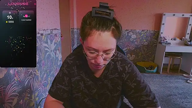 Snapshot of Chloe_strip chatting on 09-27-25, 02:49 Chloe strip online show from 09-27-25, 02:49