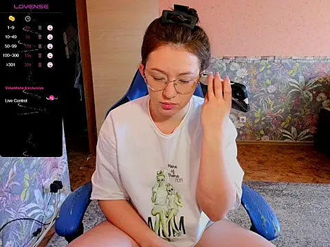 Snapshot of Chloe_strip chatting on 10-14-25, 02:56 Chloe strip online show from 10-14-25, 02:56