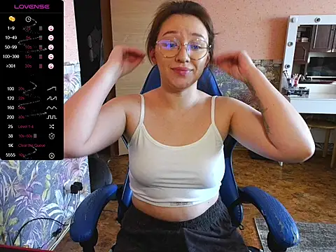 Snapshot of Chloe_strip chatting on 10-15-25, 04:23 Chloe strip online show from 10-15-25, 04:23