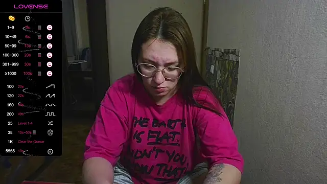 Snapshot of Chloe_strip chatting on 10-15-25, 06:41 Chloe strip online show from 10-15-25, 06:41