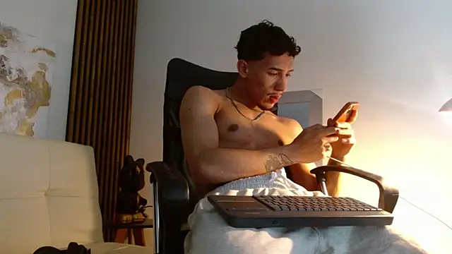 Snapshot of rafael_stone chatting on 01-17-25, 04:28 rafael stone online show from 01-17-25, 04:28