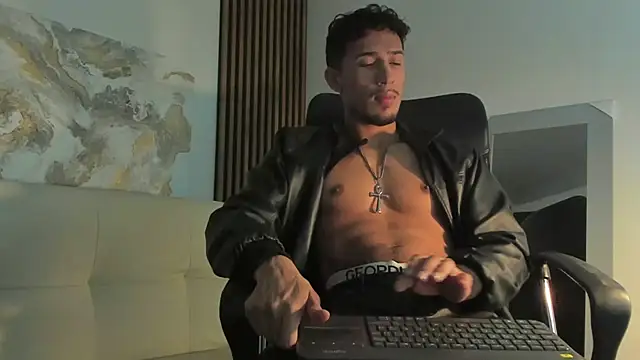 Snapshot of rafael_stone chatting on 03-16-25, 03:47 rafael stone online show from 03-16-25, 03:47