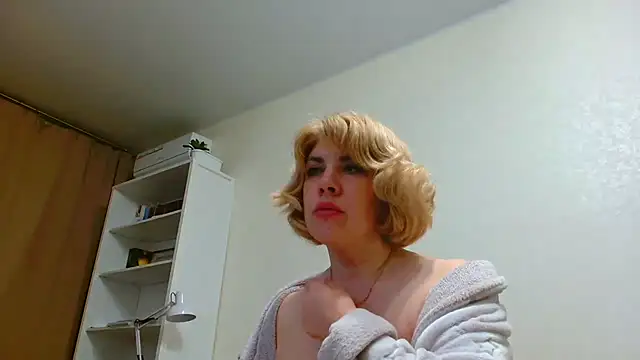 Snapshot of Brionia chatting on 02-18-25, 05:42 Brionia online show from 02-18-25, 05:42