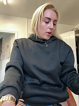 Snapshot of Barbie_26 chatting on 03-11-25, 09:56 Barbie 26 online show from 03-11-25, 09:56