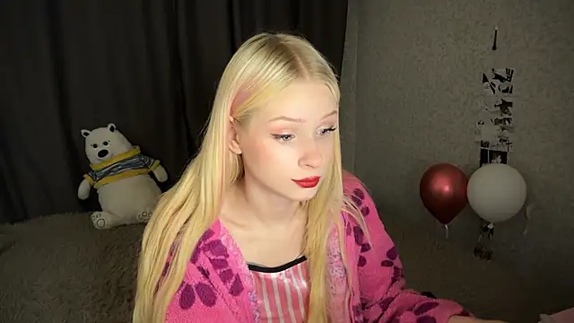 Snapshot of lisa_barbie chatting on 12-23-24, 04:12 lisa barbie online show from 12-23-24, 04:12