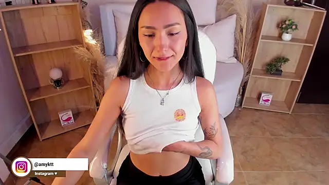 Amy Kiitty  online show from 12-18-24, 12:10