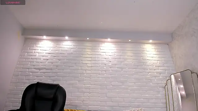 KatieNolan 1 online show from 11-30-25, 06:12