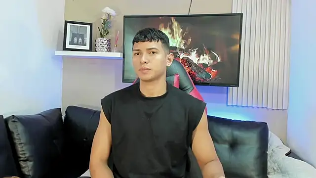 Snapshot of yei-sant chatting on 12-01-25, 11:43 yei-sant online show from 12-01-25, 11:43