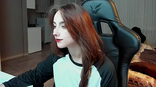 Snapshot of SilverDream chatting on 02-19-25, 12:35 SilverDream online show from 02-19-25, 12:35