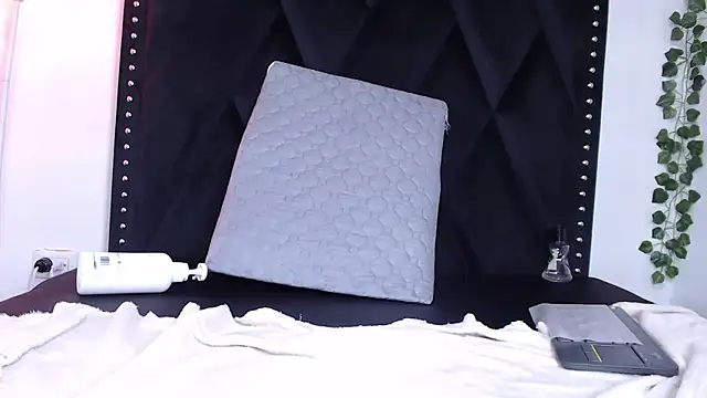 Snapshot of dafne_queenn chatting on 02-12-25, 04:00 dafne queenn online show from 02-12-25, 04:00