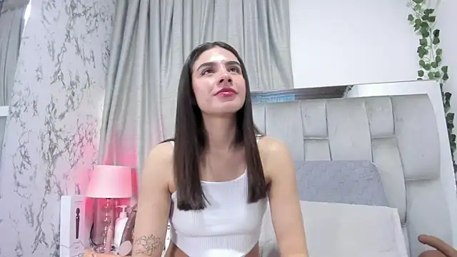 Snapshot of dafne_queenn chatting on 09-18-25, 01:02 dafne queenn online show from 09-18-25, 01:02