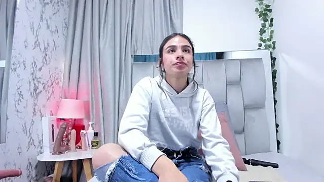 Snapshot of dafne_queenn chatting on 09-30-25, 12:54 dafne queenn online show from 09-30-25, 12:54