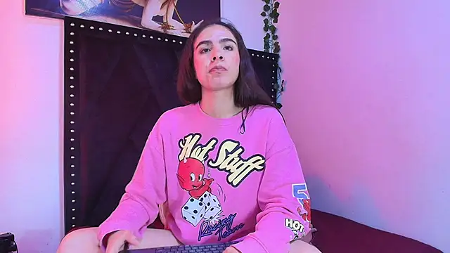 Snapshot of dafne_queenn chatting on 11-15-25, 12:45 dafne queenn online show from 11-15-25, 12:45