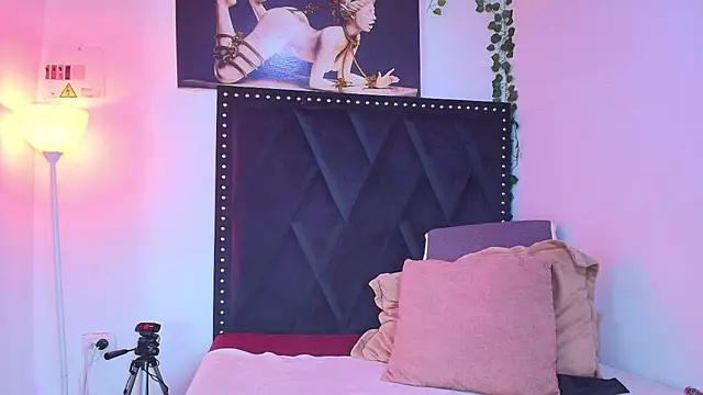 Snapshot of dafne_queenn chatting on 11-19-25, 12:38 dafne queenn online show from 11-19-25, 12:38