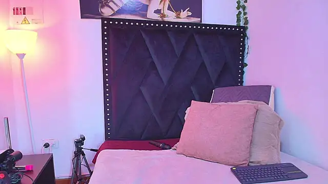 Snapshot of dafne_queenn chatting on 11-24-25, 01:00 dafne queenn online show from 11-24-25, 01:00