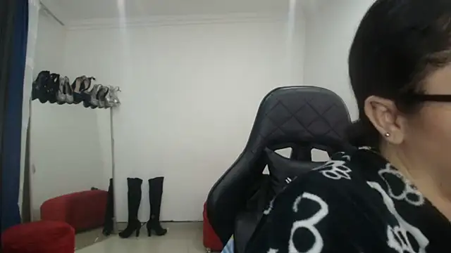 Snapshot of Madame_Shein_ chatting on 02-14-25, 09:21 Madame Shein online show from 02-14-25, 09:21