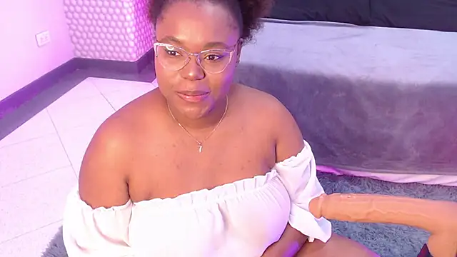 Snapshot of Makena_gh chatting on 01-05-25, 03:43 Makena gh online show from 01-05-25, 03:43