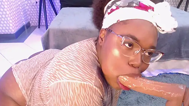 Snapshot of Makena_gh chatting on 01-10-25, 06:20 Makena gh online show from 01-10-25, 06:20