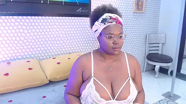 Snapshot of Makena_gh chatting on 02-15-25, 03:31 Makena gh online show from 02-15-25, 03:31