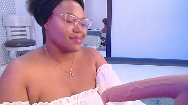 Snapshot of Makena_gh chatting on 02-19-25, 03:28 Makena gh online show from 02-19-25, 03:28