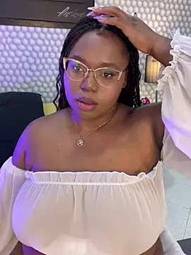 Snapshot of Makena_gh chatting on 03-16-25, 08:21 Makena gh online show from 03-16-25, 08:21