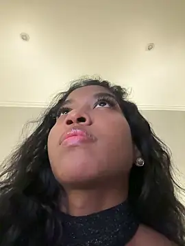 Snapshot of IamCrystal2 chatting on 12-17-24, 08:32 IamCrystal2 online show from 12-17-24, 08:32