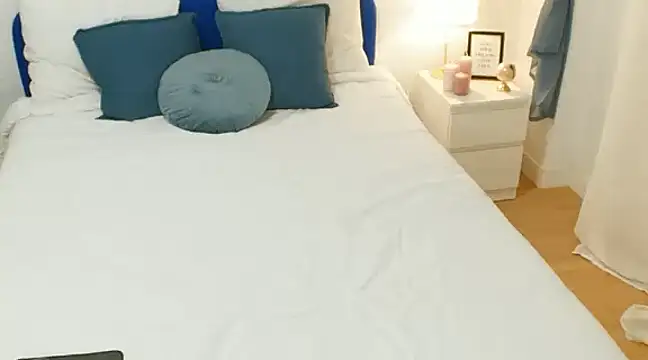 Snapshot of IamCrystal2 chatting on 03-06-25, 12:43 IamCrystal2 online show from 03-06-25, 12:43