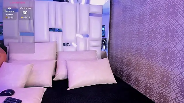 Snapshot of Valery_Foxx_ chatting on 12-18-24, 11:56 Valery Foxx online show from 12-18-24, 11:56