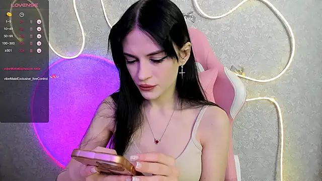 Snapshot of Molly_Crystall chatting on 05-11-26, 02:50 Molly Crystall online show from 05-11-26, 02:50